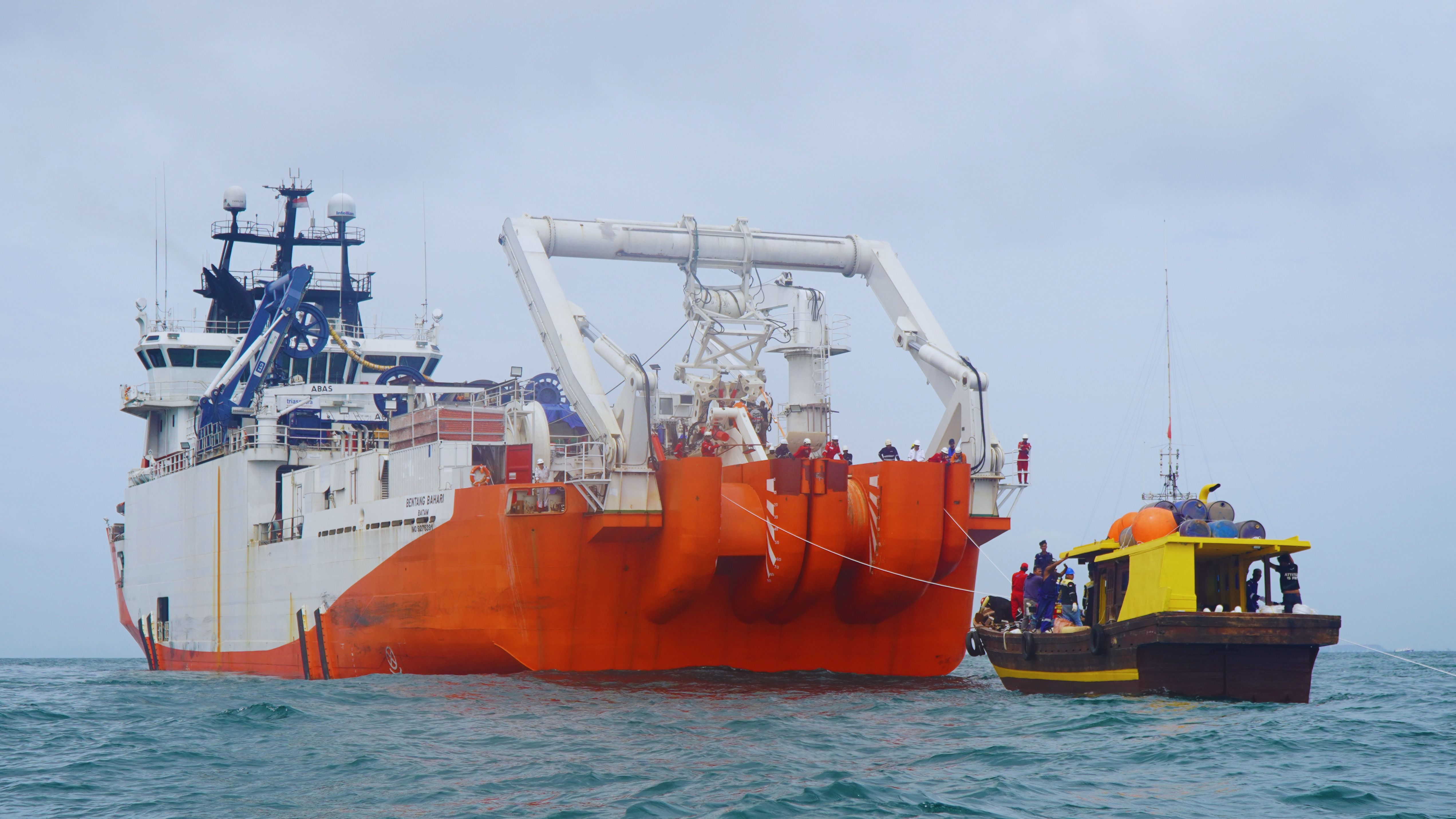 Penarikan dan penggelaran kabel bawah laut Rising 8 oleh Tim Lapangan Triasmitra Group di koridor strategis Jakarta–Batam–Singapura. Dok: PT Ketrosden Triasmitra, Tbk